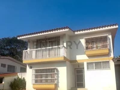 CENTURY 21 Confort Casa en la Urb El Pedregal ideal para remodelar Ubicado e