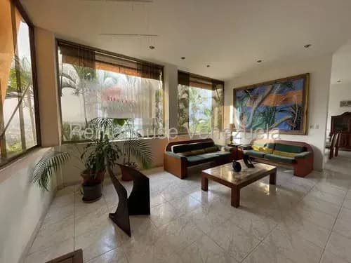 Casa En Venta En Colinas De Santa Monica Ubicada En Calle Cerrada Con Vigilancia, Con Piscina Y Tanque De Agua Subterráneo De 40.000 Litros