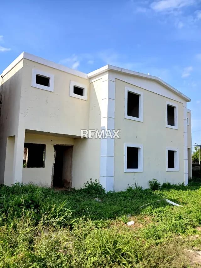 Townhouse en gris en Venta Res Los Olivo Calle Bermudez entre L y K Ojedas