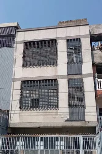 Jc - Vendo Edificio Comercial De 3 Plantas: Área Total 700 M2. 1 Local En Pb A Nivel De Calle De 233.38 Y Pisos 1 Y 2. Ubicado En Catia. .