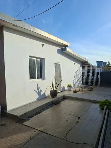 Casa En Venta En La Floresta Al Oeste De Maracaibo Y En Óptimas Condiciones, Condiciones Habitables. Ideal Para Vivir En Familia Y Con La Mayor Comodidad. Verla Es Comprarla! Gl