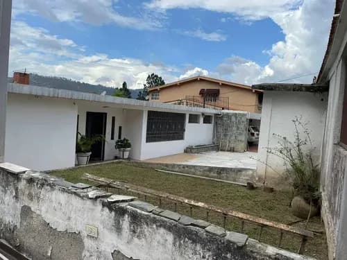 Casa En Venta, Hermosa Vista Al Club Pan De Azúcar, Parcialmente Remodelada.