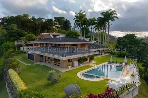 Agp Exclusiva Y Majestuosa Casa En Venta, Con Piscina Que Ofrece Una Excelente Vista En Cerro Verde 25-1991 Ys