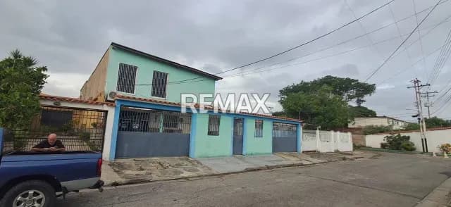 Venta de Quinta de Dos 2 , niveles y con Piscina en la Urbanizacion Corinsa Cagua Estado Aragua