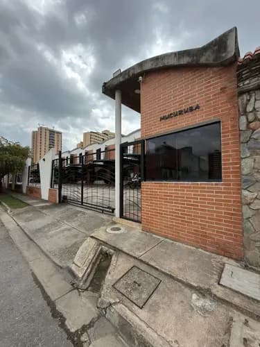 Jl Nallio Vende Hermoso Townhouse, Ubicado En Mañongo, Un Inmuebles Impecable, Con Elegancia Y Amoblado Listo Para Ser Habitado