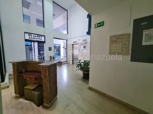 Daniela Linarez Vende Linda Oficina Con 72 Metros, Cuenta Con Hermosa Vista, Kitchenette, 3 Oficinas Amplias Y Cómodas, Baño En El Este De Barquisimeto