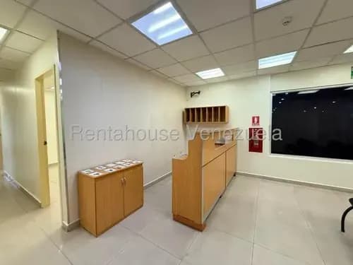 Daniela Linarez Alquila Impecable Oficina De 113 M2 Semi-equipada Con 6 Cubículos Privados, Elegante Área De Recepción, 2 Baños Internos, En Zona Este De Barquisimeto