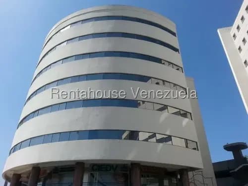 En Venta Confortable E Iluminada Oficina De 42 M2, Ubicada En Piso Bajo Del Cc Reda Building, 4 Av De Prebo, En La Zona Norte De Valencia. Posee Baño Privado Equipado, Espacio Para Archivar Documentos