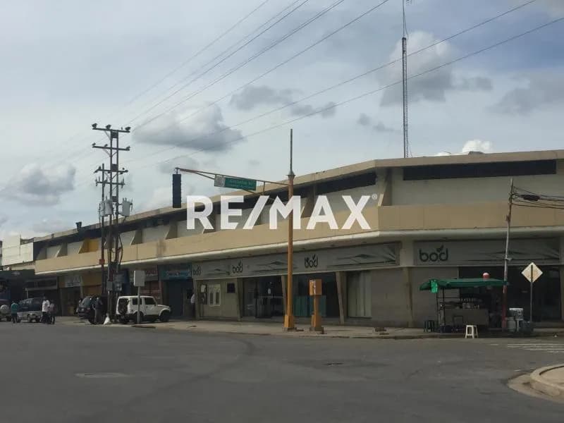 CENTRO COMERCIAL EN VENTA EN ZONA DE ALTO TRÁFICO CERCA DE RED VITAL LISANDRO ALVARADO