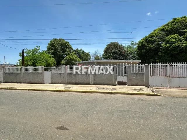 Amplia casa para remodelar en el Barrio El Pedregal, zona oeste.