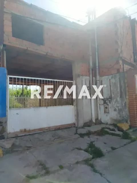 TERRENO CON BIENHECHURIA EN OBRA GRIS , COTOPERIZ