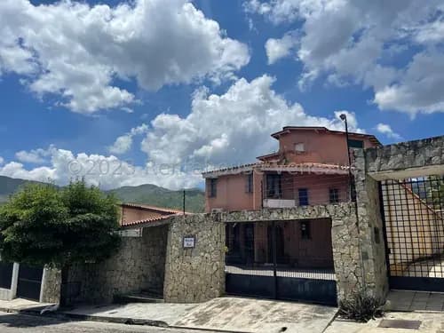 Hermosa Casa En Venta En La Colonia Tovar En Aragua 26-13980 Irrr