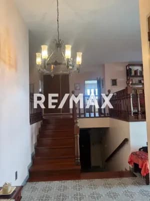 CASA EN CUMBRES DE CURUMO A REMODELAR CON AMPLIOS JARDINES Y ANEXO