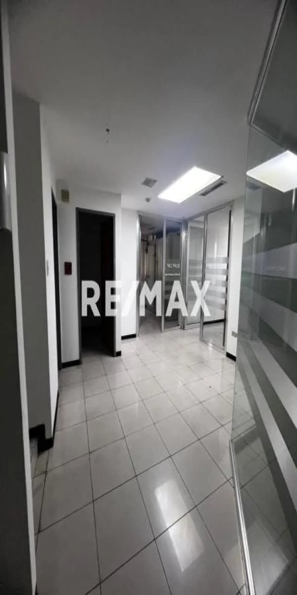En Alquiler en Total Comodidad Oficina Comercial Centro Empresarial Uniaragua.
