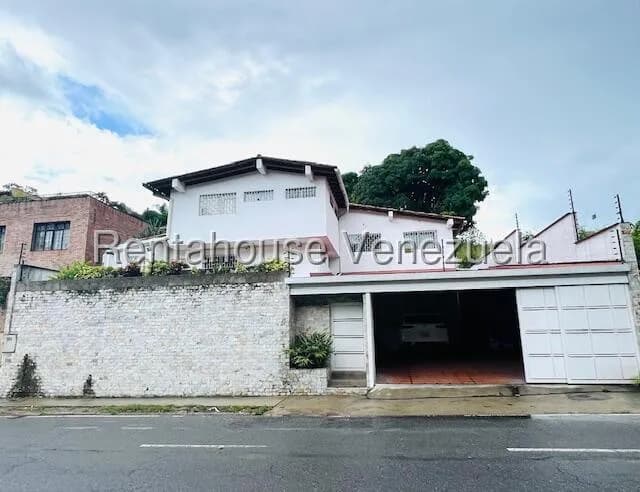Casa (Multipes Niveles) en Venta en Prados del Este, Distrito Metropolitano