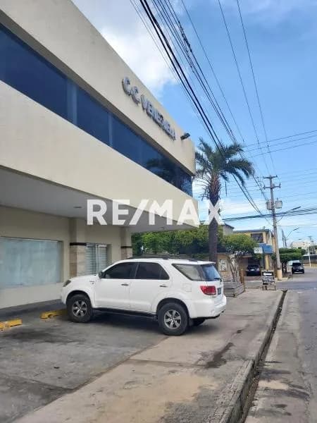 Oficina - Local Comercial en Alquiler en Piso Uno (1) en Lechería. C.C. Venezuela