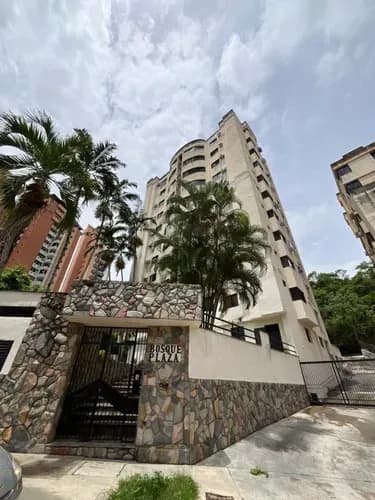Distinguido Apartamento De 107 M2 En Piso Bajo Con Vista Boscosa, Maletero, Dos Puestos Techados Y Agua Constante Residencias Bosque Plaza, Urbanización El Bosque Db-rma