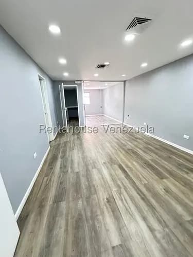 Hermosa Y Cómoda Oficina En Alquiler Ubicada En El Rosal #26-20904