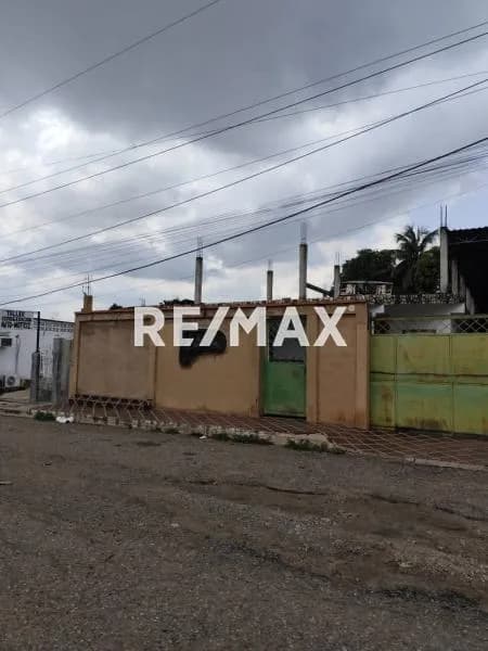 Propiedad multifuncional con local comercial, piscina y galpón