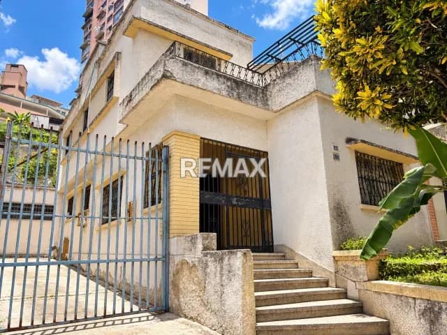 Casa Quinta en Venta para Remodelar en Los Chaguaramos – Excelente Ubicación