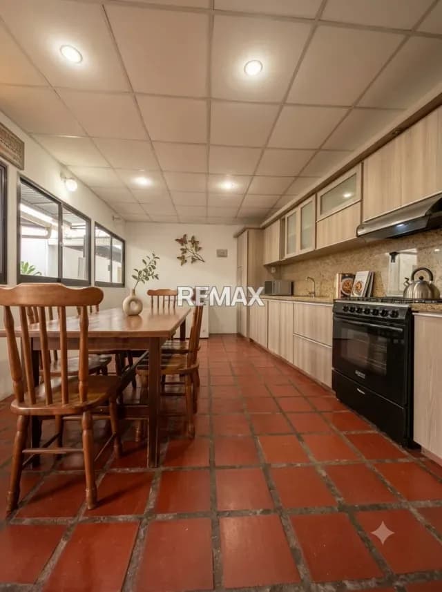 Extraordinaria Propiedad Mixta (Casa + Galpón y Local Comercial) en Esquina – Agua Viva