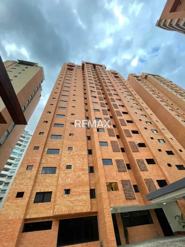 En venta apartamento con planta 100% Res. AMALFI SUITES II-Trigaleña Alta