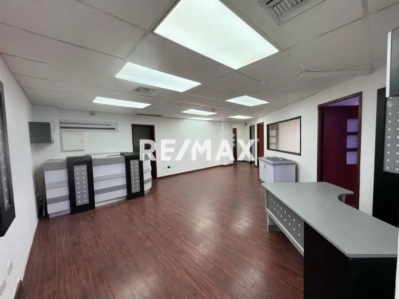 Se Alquila Local 145 m² Centro comercial Il Portico Naguanagua.