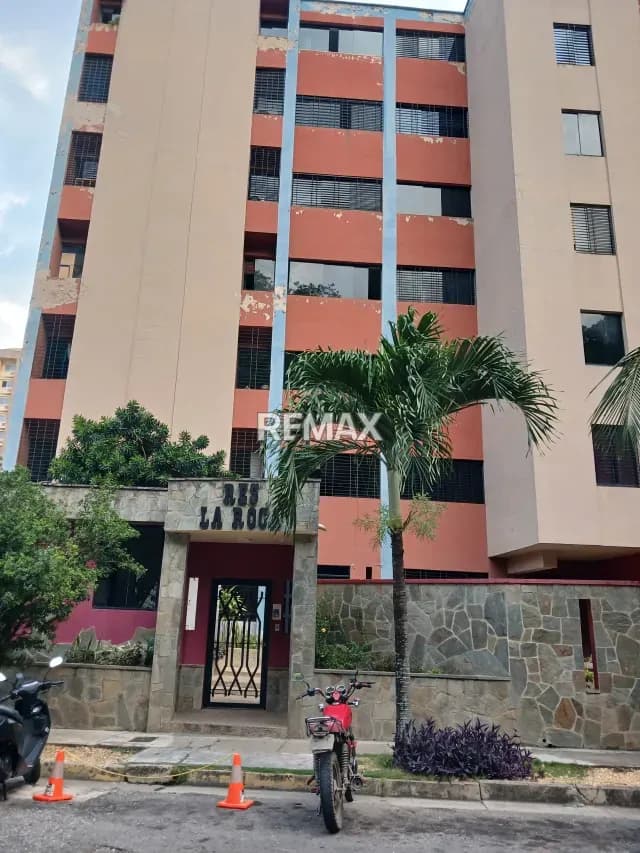 Apto en Venta Urb. Las Chimeneas Res. La Roca