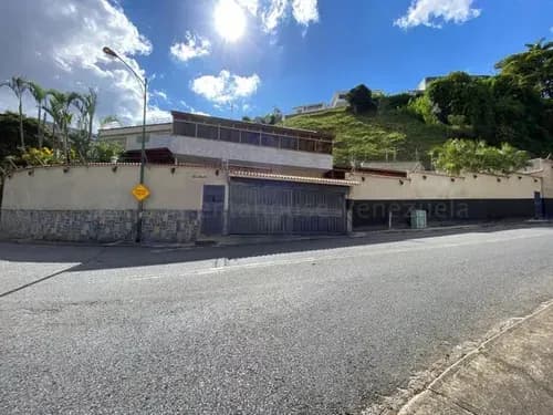 Estupenda Casa Espaciosa A La Venta En Colinas De Bello Monte. Mfl 2320011