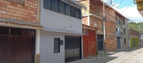 Xv, Casa Ubicada En La Vereda 7 De Las Vegas De Tariba, Distribuida En Dos Niveles: