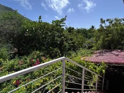 Terreno con Casa con apartamentos a pie de montaña en Guacuco