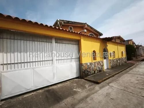 Jip 26-16530. Rentahouse Vende Comoda Casa De 234 Mts2, 3 Amplias Hab, 4 Baños, Conectada A Pozo Y Vigilancia Privada. En Urb Valles De Guaracarima