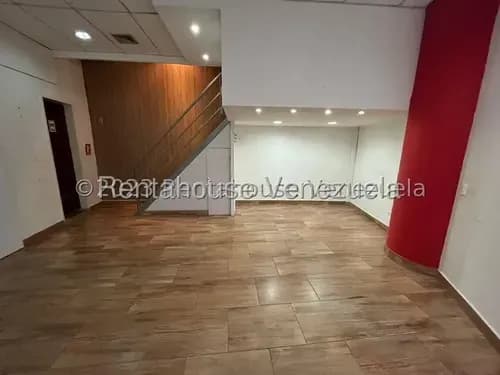 Maravillosa Oficina Con Mezanina , Planta Elecetrica 100 % En Uno De Los Centros Comerciales Mas Comodos Y Con Mejor Ubicacion De Toda Valencia, Cuenta Con Amplios Espacios Distribuidos