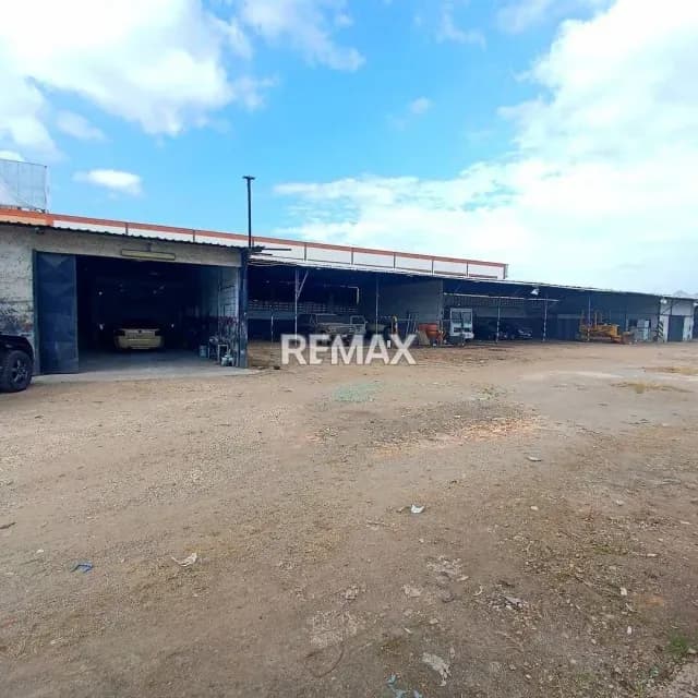 EN ALQUILER TERRENO INDUSTRIAL A PIE DE LA AUTOPISTA REGIONAL DEL CENTRO