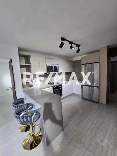 APARTAMENTO EN ELQUILER URB. EL BOSQUE AMOBLADO Y REMODELADO