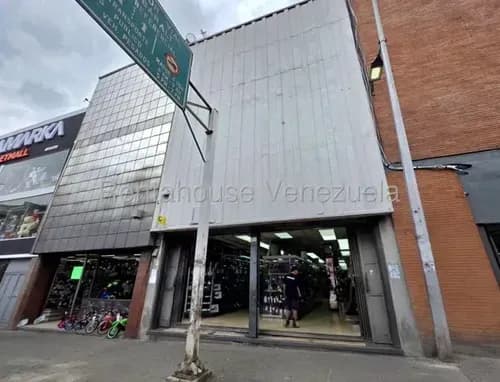 1023m2 En Av Baralt Frente A La Est Metro Capitolio Y Al Metrocenter Capitolio. Edificio Comercial Con 3 Niveles , Mls#26-11805