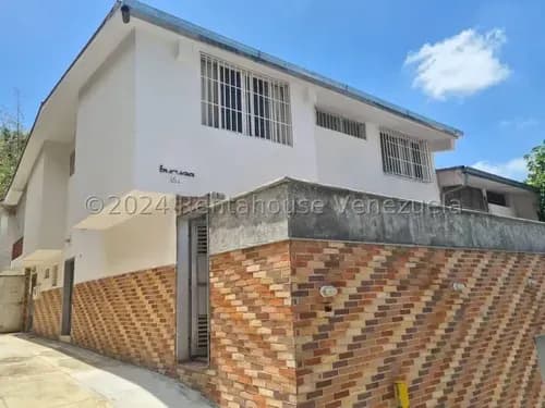 Ms: 26-11037. En Venta Amplia E Iluminada Casa En Calle Cerrada En Los Dos Caminos. A=370m2, 4h, 5b, 5p.