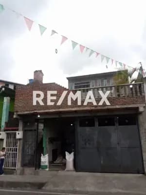 En Venta Casa de tres plantas en cordero calle principal comercial.