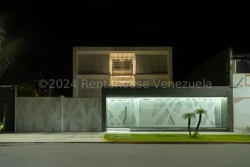 Espectacular Casa En Excelente Urbanizacion De Caracas 24-14827 Io