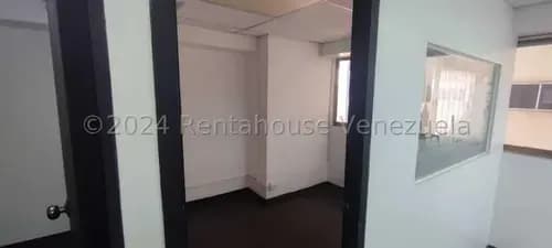 Cómoda Oficina Con Vista Al Avila Y Parcialmente Amoblada En Los Dos Caminos 25-1224