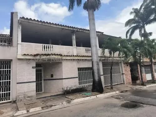 Jip 25-486. Rentahouse Vende Casa Duplex De 5 Hab, 8 Salas De Baños Y 4 P/e. Urb Morichal. La Victoria
