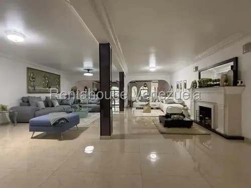 Casa En Venta En Colinas De Santa Monica Ubicada En Calle Cerrada Con Vigilancia Y Diversas Áreas Sociales, Parrillera Y Amplia Terraza