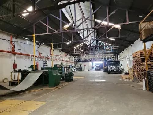 Galpón En Alquiler En San Martin Diseñado Para El Alto Flujo Comercial Y La Comodidad Administrativa