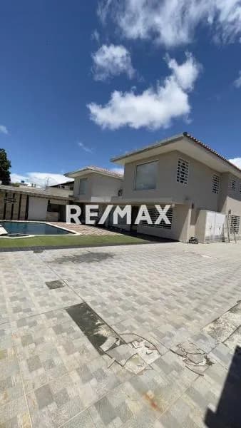 Colinas de Santa Rosa Totalmente Remodelada