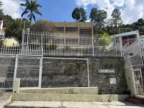 Exclusiva Quinta En Prados Del Este: Un Oasis De Lujo Y Entretenimiento En El Corazón De Caracas Bcgc #26-14235