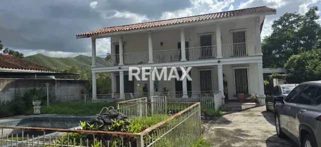 CASA COMERCIAL EN LA AV. LOS COLEGIOS, GUAPARO 1.020