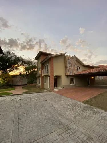 Hermanas Mota Venden Casa En Villas San Diego