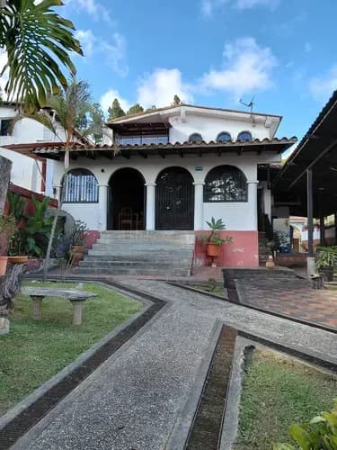 Casa De 398 Mts De Construcción En Terreno De 496 Mts 5 Puestos Tanque De 26.000 Lts 2 Anexos Amplia Y Cómoda Área Social Con Parrillera Jardines Y Cerca De Abastos Y Supermercados Colegios Panaderías