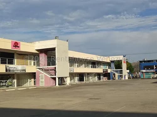Hermoso Local En Obra Blanca En Los Guayos - Paraparal (#25-5921) Acondicionado Para 3 Consultorios De Atención Medica U Oficinas Administrativas. Cliente Directo