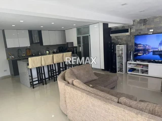 Hermoso Penthouse Remodelado ubicado en el paraíso en venta